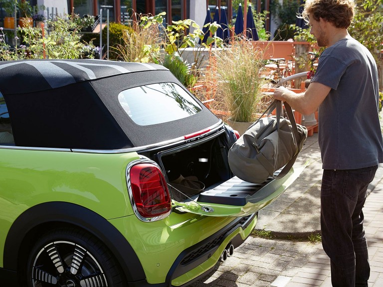 MINI Cabrio – função easy load – espaço para a bagagem