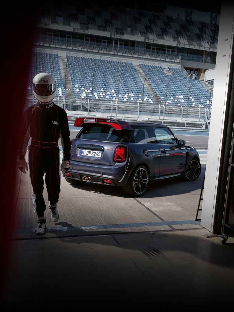 MINI John Cooper Works GP – vista lateral e traseira – pista de corridas