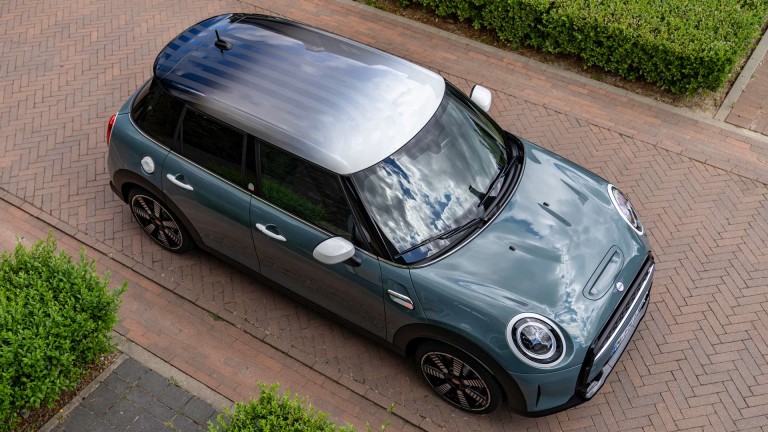 MINI Cooper S 3 Portas: consumo de combustível combinado em l/100km: 5,3 - 5,6 (NEDC); 5,8 – 6,4 (WLTP), emissões de CO2 combinadas em g/km: 121 - 128 (NEDC); 132 - 144 (WLTP).