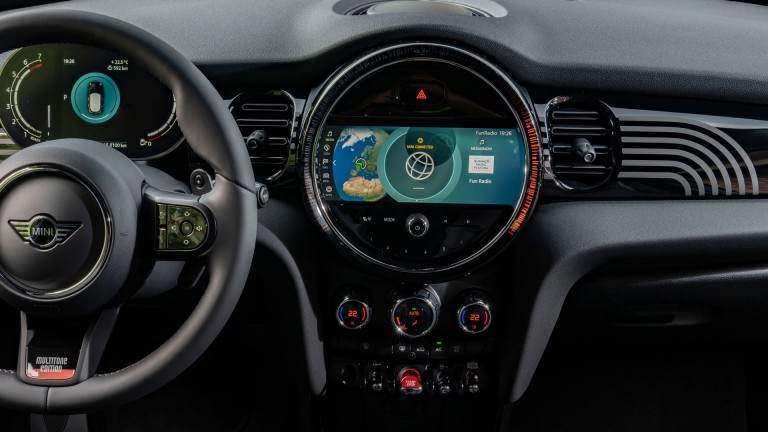 MINI Cooper S 5 Portas: consumo de combustível combinado em l/100 km: 5,3 – 6,5 (NEDC); 5,9 – 6,8 (WLTP), emissões de CO2 em g/km; 121 - 149(NEDC); 134 - 154 (WLTP).