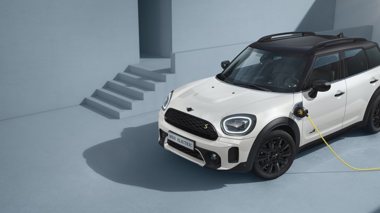 MINI Countryman Híbrido – vista lateral – silver e amarelo